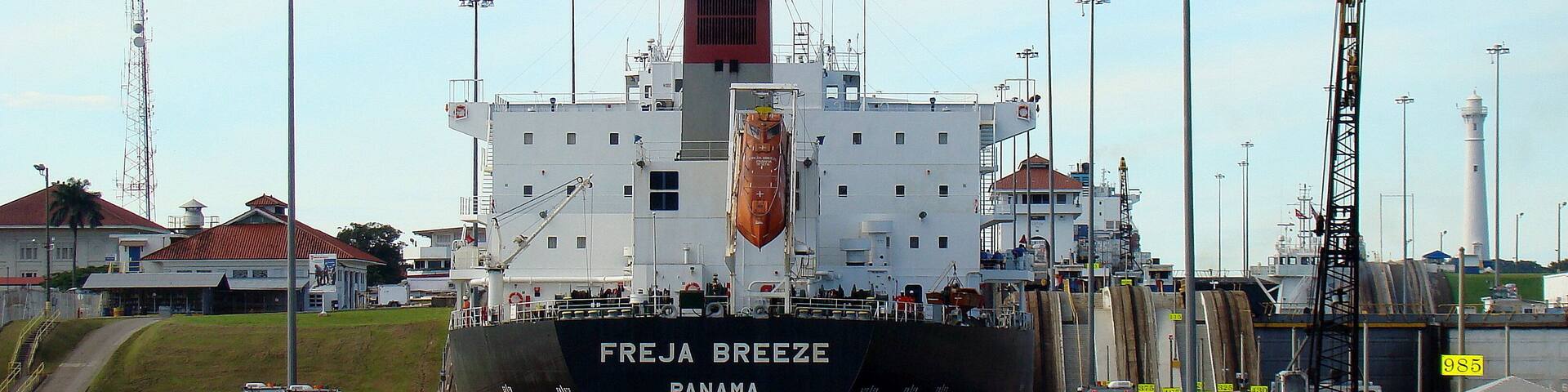 #Panama #Canal
Gatun locks
Por volta das 6 da manhã já tínhamos passado o quebra-mar que antecede as Gatun locks. Depois da passagem de alguns navios foi a nossa vez de sermos elevados 26 metros em 3 etapas até ao Gatun Lake. Atravessamos o lago, o Culebra Cut (Canal aberto nas rochas e em forma de cobra com 12,6 Km de comprimento), a Centenial Bridge e chegamos a Pedro Miguel Locks, que tem apenas uma câmera. Aqui descemos 9 metros para o Miraflores Lake. Lago pequeno e logo chegamos às Miraflores Locks. São compostas de 2 câmeras que nos descem até ao nível do Pacífico. Estes locks têm as gates mais altas devido às diferenças entre as marés do Pacífico. Atravessados estes locks chegamos ao Pacífico. Passamos ainda por baixo da ponte das Américas, que é parte da rodovia Pan-americana, que liga o sul da América do sul com o Alasca na América do norte. A travessia toda durou em torno de 9 horas. Durante a travessia os navios são auxiliados por pares de locomotivas. Dependendo do tamanho do navio, podem ser usadas até 8 locomotivas. A água que enche as câmeras, vem do Gatun Lake e são usados 197 milhões de litros de água para cada travessia. Por isso é de suma importância a conservação da floresta tropical em torno do lago. As dimensões máximas permitidas para os navios é 32,31 m de largura, 294,13 m de comprimento e 12,04 m de calado.
Gatun locks
By 6am we had already passed the breakwater that precedes the Gatun locks. After the passage of some ships it was our turn to be lifted 26 meters in 3 steps to Gatun Lake. We cross the lake, the Culebra Cut (Channel open on the rocks and snake-shaped 12.6 km long), the Centenial Bridge and we arrive at Pedro Miguel Locks, which has only one camera. Here we descend 9 meters to the Miraflores Lake. Small lake and soon we arrived at Miraflores Locks. They are composed of 2 cameras that descend us to the level of the Pacific. These locks have the highest gates because of the differences between Pacific tides. Through these locks we reach the Pacific. We still cross under the bridge of the Americas, which is part of the Pan American Highway, which connects southern South America with Alaska in North America. The whole crossing lasted around 9 hours. During the crossing the ships are aided by pairs of locomotives. Depending on the size of the ship, up to 8 locomotives can be used. The water that fills the cameras comes from Gatun Lake and 197 million liters of water are used for each crossing. That is why conservation of the tropical forest around the lake is of paramount importance. The maximum allowable dimensions for ships is 32.31 m wide, 294.13 m long and 12.04 m draft.