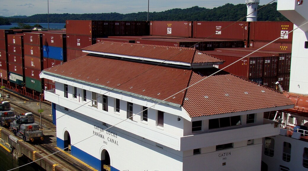 #Panama #Canal
Gatun locks
Por volta das 6 da manhã já tínhamos passado o quebra-mar que antecede as Gatun locks. Depois da passagem de alguns navios foi a nossa vez de sermos elevados 26 metros em 3 etapas até ao Gatun Lake. Atravessamos o lago, o Culebra Cut (Canal aberto nas rochas e em forma de cobra com 12,6 Km de comprimento), a Centenial Bridge e chegamos a Pedro Miguel Locks, que tem apenas uma câmera. Aqui descemos 9 metros para o Miraflores Lake. Lago pequeno e logo chegamos às Miraflores Locks. São compostas de 2 câmeras que nos descem até ao nível do Pacífico. Estes locks têm as gates mais altas devido às diferenças entre as marés do Pacífico. Atravessados estes locks chegamos ao Pacífico. Passamos ainda por baixo da ponte das Américas, que é parte da rodovia Pan-americana, que liga o sul da América do sul com o Alasca na América do norte. A travessia toda durou em torno de 9 horas. Durante a travessia os navios são auxiliados por pares de locomotivas. Dependendo do tamanho do navio, podem ser usadas até 8 locomotivas. A água que enche as câmeras, vem do Gatun Lake e são usados 197 milhões de litros de água para cada travessia. Por isso é de suma importância a conservação da floresta tropical em torno do lago. As dimensões máximas permitidas para os navios é 32,31 m de largura, 294,13 m de comprimento e 12,04 m de calado.
Gatun locks
By 6am we had already passed the breakwater that precedes the Gatun locks. After the passage of some ships it was our turn to be lifted 26 meters in 3 steps to Gatun Lake. We cross the lake, the Culebra Cut (Channel open on the rocks and snake-shaped 12.6 km long), the Centenial Bridge and we arrive at Pedro Miguel Locks, which has only one camera. Here we descend 9 meters to the Miraflores Lake. Small lake and soon we arrived at Miraflores Locks. They are composed of 2 cameras that descend us to the level of the Pacific. These locks have the highest gates because of the differences between Pacific tides. Through these locks we reach the Pacific. We still cross under the bridge of the Americas, which is part of the Pan American Highway, which connects southern South America with Alaska in North America. The whole crossing lasted around 9 hours. During the crossing the ships are aided by pairs of locomotives. Depending on the size of the ship, up to 8 locomotives can be used. The water that fills the cameras comes from Gatun Lake and 197 million liters of water are used for each crossing. That is why conservation of the tropical forest around the lake is of paramount importance. The maximum allowable dimensions for ships is 32.31 m wide, 294.13 m long and 12.04 m draft.