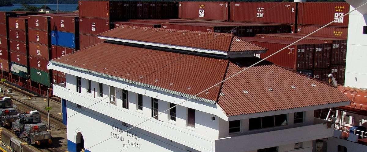 #Panama #Canal
Gatun locks
Por volta das 6 da manhã já tínhamos passado o quebra-mar que antecede as Gatun locks. Depois da passagem de alguns navios foi a nossa vez de sermos elevados 26 metros em 3 etapas até ao Gatun Lake. Atravessamos o lago, o Culebra Cut (Canal aberto nas rochas e em forma de cobra com 12,6 Km de comprimento), a Centenial Bridge e chegamos a Pedro Miguel Locks, que tem apenas uma câmera. Aqui descemos 9 metros para o Miraflores Lake. Lago pequeno e logo chegamos às Miraflores Locks. São compostas de 2 câmeras que nos descem até ao nível do Pacífico. Estes locks têm as gates mais altas devido às diferenças entre as marés do Pacífico. Atravessados estes locks chegamos ao Pacífico. Passamos ainda por baixo da ponte das Américas, que é parte da rodovia Pan-americana, que liga o sul da América do sul com o Alasca na América do norte. A travessia toda durou em torno de 9 horas. Durante a travessia os navios são auxiliados por pares de locomotivas. Dependendo do tamanho do navio, podem ser usadas até 8 locomotivas. A água que enche as câmeras, vem do Gatun Lake e são usados 197 milhões de litros de água para cada travessia. Por isso é de suma importância a conservação da floresta tropical em torno do lago. As dimensões máximas permitidas para os navios é 32,31 m de largura, 294,13 m de comprimento e 12,04 m de calado.
Gatun locks
By 6am we had already passed the breakwater that precedes the Gatun locks. After the passage of some ships it was our turn to be lifted 26 meters in 3 steps to Gatun Lake. We cross the lake, the Culebra Cut (Channel open on the rocks and snake-shaped 12.6 km long), the Centenial Bridge and we arrive at Pedro Miguel Locks, which has only one camera. Here we descend 9 meters to the Miraflores Lake. Small lake and soon we arrived at Miraflores Locks. They are composed of 2 cameras that descend us to the level of the Pacific. These locks have the highest gates because of the differences between Pacific tides. Through these locks we reach the Pacific. We still cross under the bridge of the Americas, which is part of the Pan American Highway, which connects southern South America with Alaska in North America. The whole crossing lasted around 9 hours. During the crossing the ships are aided by pairs of locomotives. Depending on the size of the ship, up to 8 locomotives can be used. The water that fills the cameras comes from Gatun Lake and 197 million liters of water are used for each crossing. That is why conservation of the tropical forest around the lake is of paramount importance. The maximum allowable dimensions for ships is 32.31 m wide, 294.13 m long and 12.04 m draft.