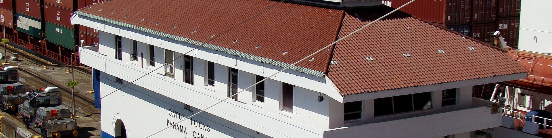 #Panama #Canal
Gatun locks
Por volta das 6 da manhã já tínhamos passado o quebra-mar que antecede as Gatun locks. Depois da passagem de alguns navios foi a nossa vez de sermos elevados 26 metros em 3 etapas até ao Gatun Lake. Atravessamos o lago, o Culebra Cut (Canal aberto nas rochas e em forma de cobra com 12,6 Km de comprimento), a Centenial Bridge e chegamos a Pedro Miguel Locks, que tem apenas uma câmera. Aqui descemos 9 metros para o Miraflores Lake. Lago pequeno e logo chegamos às Miraflores Locks. São compostas de 2 câmeras que nos descem até ao nível do Pacífico. Estes locks têm as gates mais altas devido às diferenças entre as marés do Pacífico. Atravessados estes locks chegamos ao Pacífico. Passamos ainda por baixo da ponte das Américas, que é parte da rodovia Pan-americana, que liga o sul da América do sul com o Alasca na América do norte. A travessia toda durou em torno de 9 horas. Durante a travessia os navios são auxiliados por pares de locomotivas. Dependendo do tamanho do navio, podem ser usadas até 8 locomotivas. A água que enche as câmeras, vem do Gatun Lake e são usados 197 milhões de litros de água para cada travessia. Por isso é de suma importância a conservação da floresta tropical em torno do lago. As dimensões máximas permitidas para os navios é 32,31 m de largura, 294,13 m de comprimento e 12,04 m de calado.
Gatun locks
By 6am we had already passed the breakwater that precedes the Gatun locks. After the passage of some ships it was our turn to be lifted 26 meters in 3 steps to Gatun Lake. We cross the lake, the Culebra Cut (Channel open on the rocks and snake-shaped 12.6 km long), the Centenial Bridge and we arrive at Pedro Miguel Locks, which has only one camera. Here we descend 9 meters to the Miraflores Lake. Small lake and soon we arrived at Miraflores Locks. They are composed of 2 cameras that descend us to the level of the Pacific. These locks have the highest gates because of the differences between Pacific tides. Through these locks we reach the Pacific. We still cross under the bridge of the Americas, which is part of the Pan American Highway, which connects southern South America with Alaska in North America. The whole crossing lasted around 9 hours. During the crossing the ships are aided by pairs of locomotives. Depending on the size of the ship, up to 8 locomotives can be used. The water that fills the cameras comes from Gatun Lake and 197 million liters of water are used for each crossing. That is why conservation of the tropical forest around the lake is of paramount importance. The maximum allowable dimensions for ships is 32.31 m wide, 294.13 m long and 12.04 m draft.