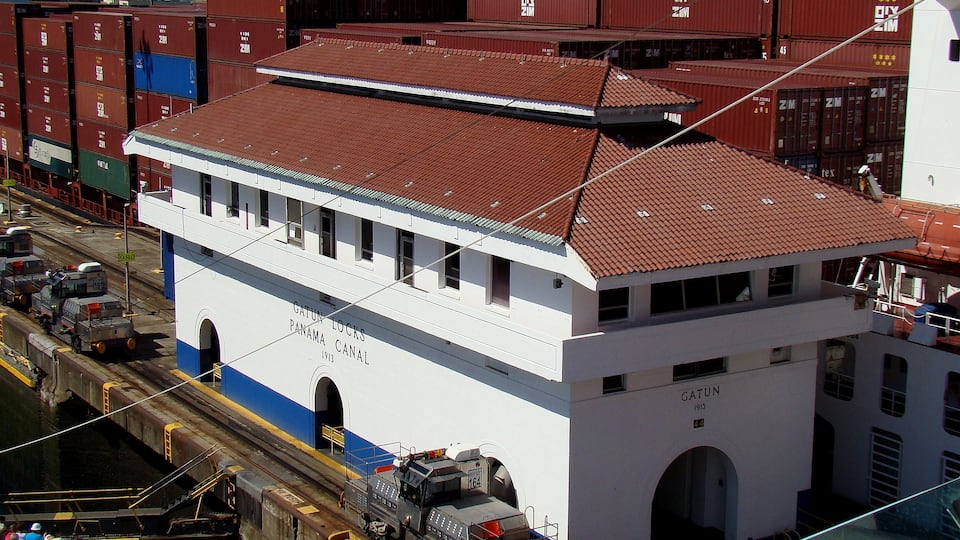 #Panama #Canal
Gatun locks
Por volta das 6 da manhã já tínhamos passado o quebra-mar que antecede as Gatun locks. Depois da passagem de alguns navios foi a nossa vez de sermos elevados 26 metros em 3 etapas até ao Gatun Lake. Atravessamos o lago, o Culebra Cut (Canal aberto nas rochas e em forma de cobra com 12,6 Km de comprimento), a Centenial Bridge e chegamos a Pedro Miguel Locks, que tem apenas uma câmera. Aqui descemos 9 metros para o Miraflores Lake. Lago pequeno e logo chegamos às Miraflores Locks. São compostas de 2 câmeras que nos descem até ao nível do Pacífico. Estes locks têm as gates mais altas devido às diferenças entre as marés do Pacífico. Atravessados estes locks chegamos ao Pacífico. Passamos ainda por baixo da ponte das Américas, que é parte da rodovia Pan-americana, que liga o sul da América do sul com o Alasca na América do norte. A travessia toda durou em torno de 9 horas. Durante a travessia os navios são auxiliados por pares de locomotivas. Dependendo do tamanho do navio, podem ser usadas até 8 locomotivas. A água que enche as câmeras, vem do Gatun Lake e são usados 197 milhões de litros de água para cada travessia. Por isso é de suma importância a conservação da floresta tropical em torno do lago. As dimensões máximas permitidas para os navios é 32,31 m de largura, 294,13 m de comprimento e 12,04 m de calado.
Gatun locks
By 6am we had already passed the breakwater that precedes the Gatun locks. After the passage of some ships it was our turn to be lifted 26 meters in 3 steps to Gatun Lake. We cross the lake, the Culebra Cut (Channel open on the rocks and snake-shaped 12.6 km long), the Centenial Bridge and we arrive at Pedro Miguel Locks, which has only one camera. Here we descend 9 meters to the Miraflores Lake. Small lake and soon we arrived at Miraflores Locks. They are composed of 2 cameras that descend us to the level of the Pacific. These locks have the highest gates because of the differences between Pacific tides. Through these locks we reach the Pacific. We still cross under the bridge of the Americas, which is part of the Pan American Highway, which connects southern South America with Alaska in North America. The whole crossing lasted around 9 hours. During the crossing the ships are aided by pairs of locomotives. Depending on the size of the ship, up to 8 locomotives can be used. The water that fills the cameras comes from Gatun Lake and 197 million liters of water are used for each crossing. That is why conservation of the tropical forest around the lake is of paramount importance. The maximum allowable dimensions for ships is 32.31 m wide, 294.13 m long and 12.04 m draft.