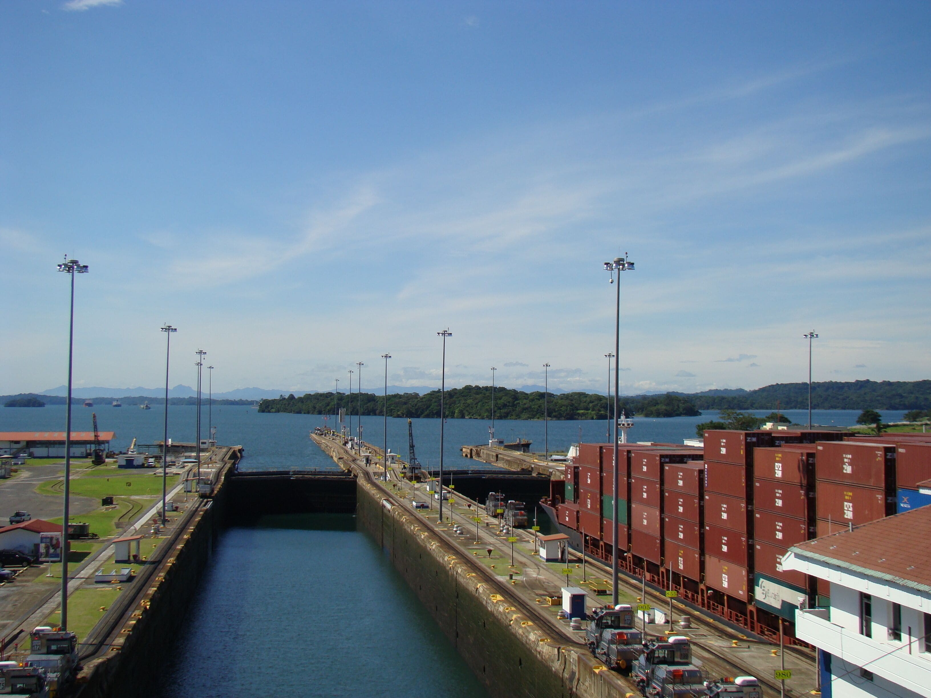 #Panama #Canal 

Gatun locks
Por volta das 6 da manhã já tínhamos passado o quebra-mar que antecede as Gatun locks. Depois da passagem de alguns navios foi a nossa vez de sermos elevados 26 metros em 3 etapas até ao Gatun Lake. Atravessamos o lago, o Culebra Cut (Canal aberto nas rochas e em forma de cobra com 12,6 Km de comprimento), a Centenial Bridge e chegamos a Pedro Miguel Locks, que tem apenas uma câmera. Aqui descemos 9 metros para o Miraflores Lake. Lago pequeno e logo chegamos às Miraflores Locks. São compostas de 2 câmeras que nos descem até ao nível do Pacífico. Estes locks têm as gates mais altas devido às diferenças entre as marés do Pacífico. Atravessados estes locks chegamos ao Pacífico. Passamos ainda por baixo da ponte das Américas, que é parte da rodovia Pan-americana, que liga o sul da América do sul com o Alasca na América do norte. A travessia toda durou em torno de 9 horas. Durante a travessia os navios são auxiliados por pares de locomotivas. Dependendo do tamanho do navio, podem ser usadas até 8 locomotivas. A água que enche as câmeras, vem do Gatun Lake e são usados 197 milhões de litros de água para cada travessia. Por isso é de suma importância a conservação da floresta tropical em torno do lago. As dimensões máximas permitidas para os navios é 32,31 m de largura, 294,13 m de comprimento e 12,04 m de calado.

Gatun locks
By 6am we had already passed the breakwater that precedes the Gatun locks. After the passage of some ships it was our turn to be lifted 26 meters in 3 steps to Gatun Lake. We cross the lake, the Culebra Cut (Channel open on the rocks and snake-shaped 12.6 km long), the Centenial Bridge and we arrive at Pedro Miguel Locks, which has only one camera. Here we descend 9 meters to the Miraflores Lake. Small lake and soon we arrived at Miraflores Locks. They are composed of 2 cameras that descend us to the level of the Pacific. These locks have the highest gates because of the differences between Pacific tides. Through these locks we reach the Pacific. We still cross under the bridge of the Americas, which is part of the Pan American Highway, which connects southern South America with Alaska in North America. The whole crossing lasted around 9 hours. During the crossing the ships are aided by pairs of locomotives. Depending on the size of the ship, up to 8 locomotives can be used. The water that fills the cameras comes from Gatun Lake and 197 million liters of water are used for each crossing. That is why conservation of the tropical forest around the lake is of paramount importance. The maximum allowable dimensions for ships is 32.31 m wide, 294.13 m long and 12.04 m draft.