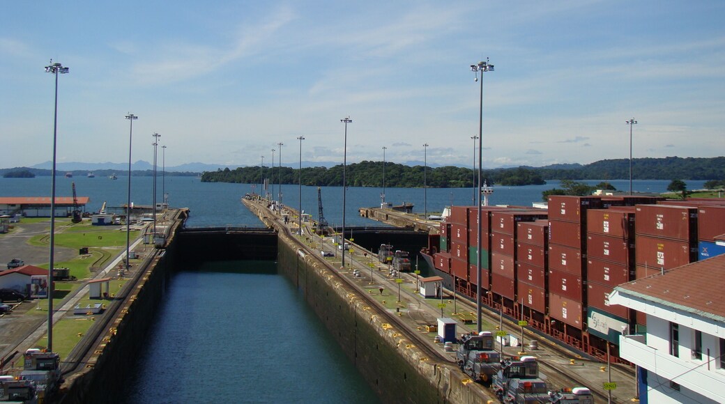#Panama #Canal
Gatun locks
Por volta das 6 da manhã já tínhamos passado o quebra-mar que antecede as Gatun locks. Depois da passagem de alguns navios foi a nossa vez de sermos elevados 26 metros em 3 etapas até ao Gatun Lake. Atravessamos o lago, o Culebra Cut (Canal aberto nas rochas e em forma de cobra com 12,6 Km de comprimento), a Centenial Bridge e chegamos a Pedro Miguel Locks, que tem apenas uma câmera. Aqui descemos 9 metros para o Miraflores Lake. Lago pequeno e logo chegamos às Miraflores Locks. São compostas de 2 câmeras que nos descem até ao nível do Pacífico. Estes locks têm as gates mais altas devido às diferenças entre as marés do Pacífico. Atravessados estes locks chegamos ao Pacífico. Passamos ainda por baixo da ponte das Américas, que é parte da rodovia Pan-americana, que liga o sul da América do sul com o Alasca na América do norte. A travessia toda durou em torno de 9 horas. Durante a travessia os navios são auxiliados por pares de locomotivas. Dependendo do tamanho do navio, podem ser usadas até 8 locomotivas. A água que enche as câmeras, vem do Gatun Lake e são usados 197 milhões de litros de água para cada travessia. Por isso é de suma importância a conservação da floresta tropical em torno do lago. As dimensões máximas permitidas para os navios é 32,31 m de largura, 294,13 m de comprimento e 12,04 m de calado.
Gatun locks
By 6am we had already passed the breakwater that precedes the Gatun locks. After the passage of some ships it was our turn to be lifted 26 meters in 3 steps to Gatun Lake. We cross the lake, the Culebra Cut (Channel open on the rocks and snake-shaped 12.6 km long), the Centenial Bridge and we arrive at Pedro Miguel Locks, which has only one camera. Here we descend 9 meters to the Miraflores Lake. Small lake and soon we arrived at Miraflores Locks. They are composed of 2 cameras that descend us to the level of the Pacific. These locks have the highest gates because of the differences between Pacific tides. Through these locks we reach the Pacific. We still cross under the bridge of the Americas, which is part of the Pan American Highway, which connects southern South America with Alaska in North America. The whole crossing lasted around 9 hours. During the crossing the ships are aided by pairs of locomotives. Depending on the size of the ship, up to 8 locomotives can be used. The water that fills the cameras comes from Gatun Lake and 197 million liters of water are used for each crossing. That is why conservation of the tropical forest around the lake is of paramount importance. The maximum allowable dimensions for ships is 32.31 m wide, 294.13 m long and 12.04 m draft.