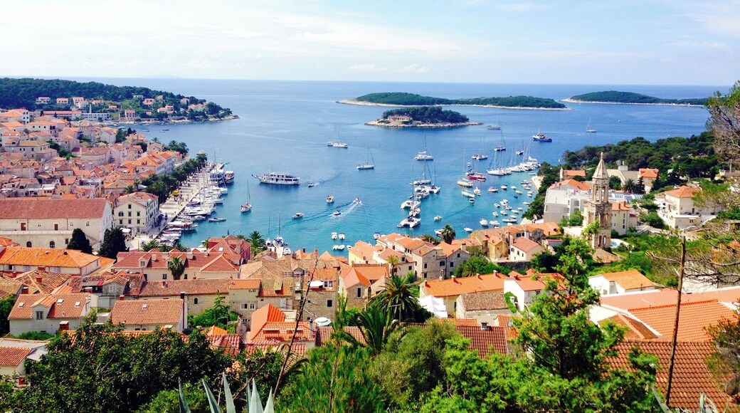 A hike up the mountain to the fortress in Hvar. What a great view :)
#waterlust
