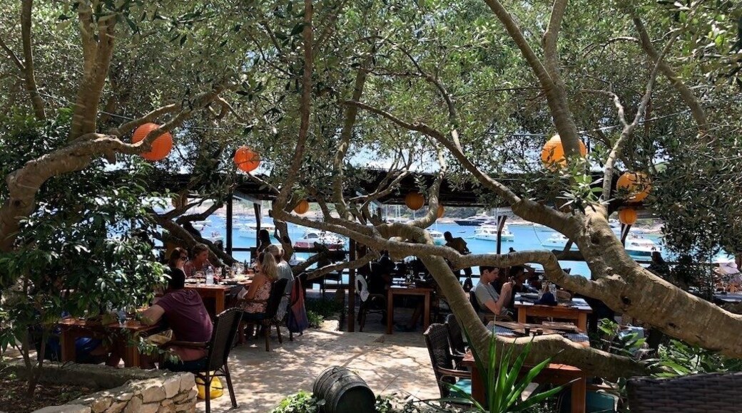 Great location and loved the view from the restaurant. Food and wine was fantastic! We all agreed the meal was the best we had during our 10 days in Croatia. Friendly staff provided a great experience!