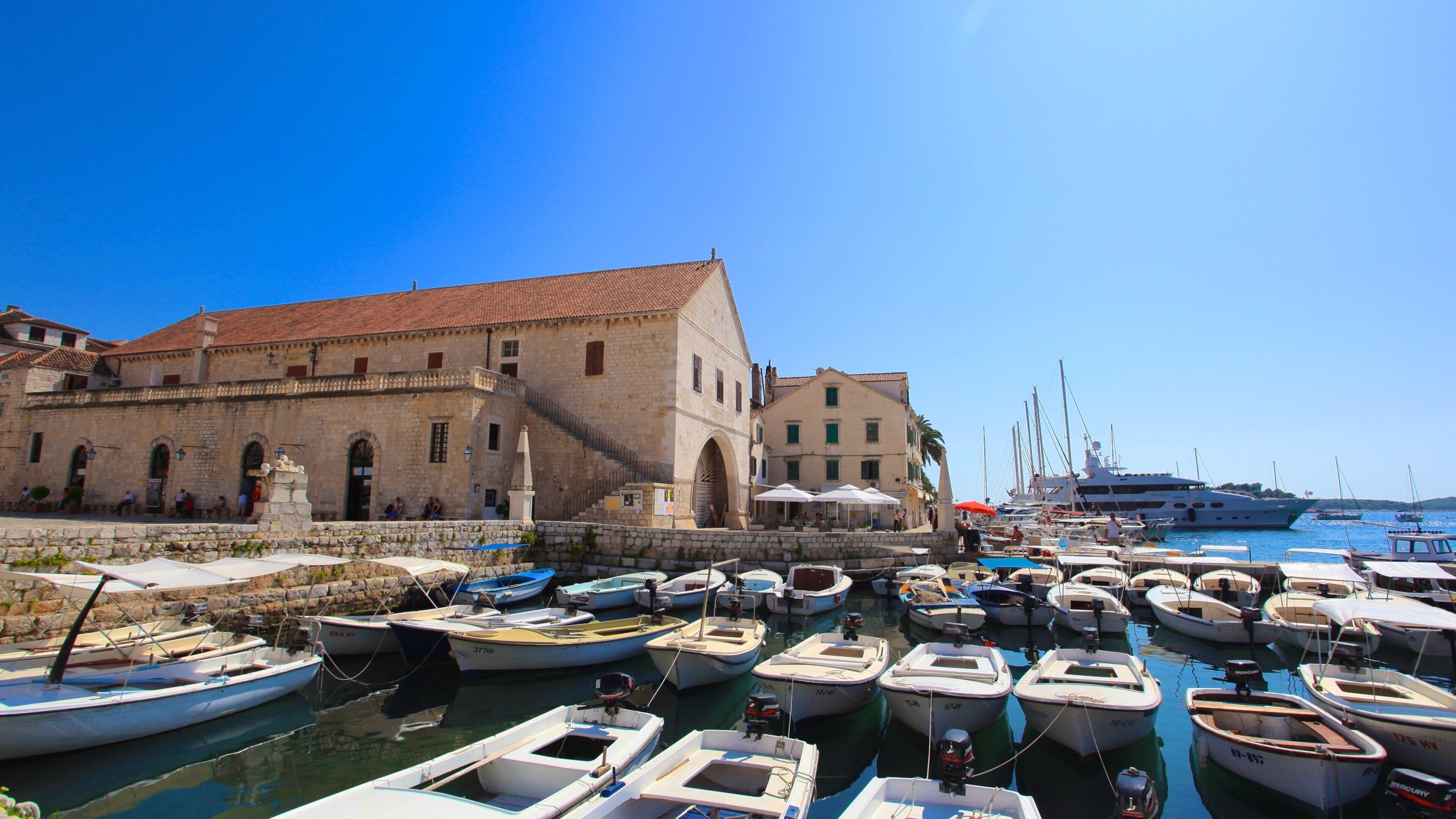 Hvar showing a marina