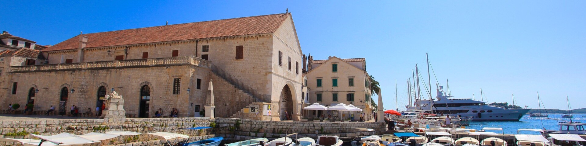 Hvar showing a marina