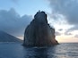 Desde la isla de Strómboli, donde esta el volcán con su mismo nombre, se puede ver este MUY PEQUEÑO islote volcánico.. En el mismo recorrido en barco se puede ver la Sciara de Fuoco de la isla, que a la noche puede mostrar las erupciónes de fuego. No tuve la suerte de verlas, pero muy buena opción para los que recorren las Eolias.