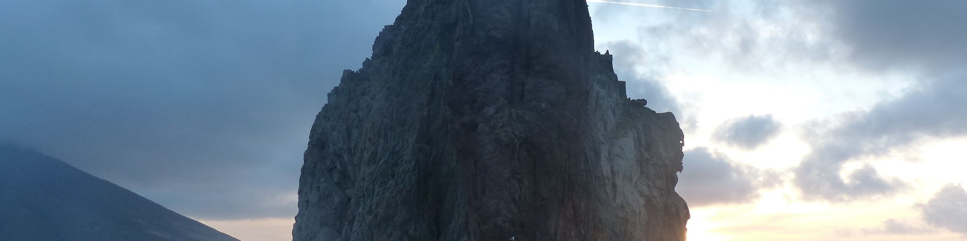 Desde la isla de Strómboli, donde esta el volcán con su mismo nombre, se puede ver este MUY PEQUEÑO islote volcánico.. En el mismo recorrido en barco se puede ver la Sciara de Fuoco de la isla, que a la noche puede mostrar las erupciónes de fuego. No tuve la suerte de verlas, pero muy buena opción para los que recorren las Eolias.