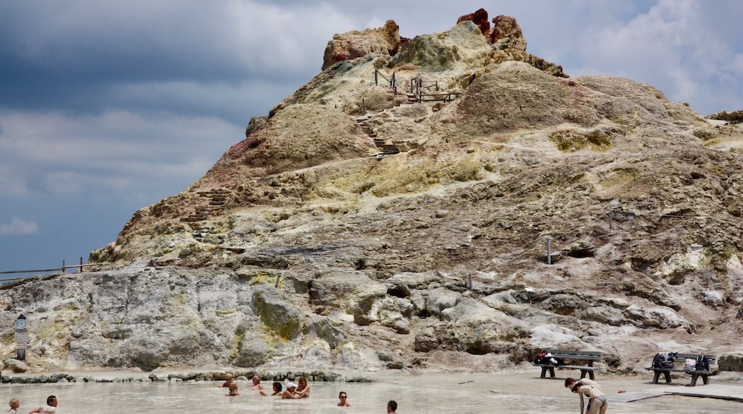 It smells bad in here . ( sulphur)