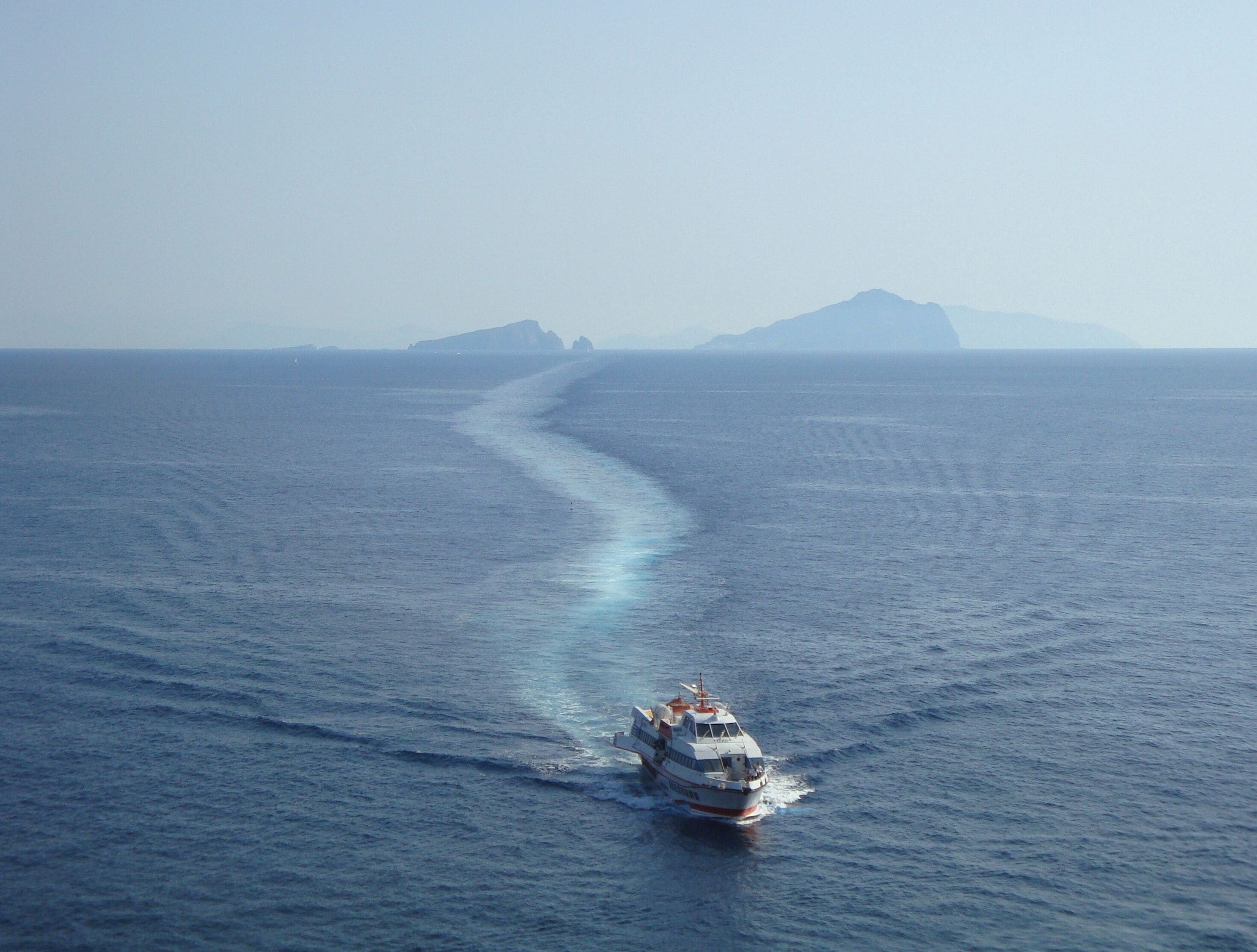 ISOLE EOLIE - Stromboli (la scia) tra Basiluzzo e Panarea