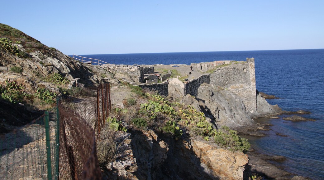 This building is inscrit au titre des Monuments Historiques. It is indexed in the Base Mérimée, a database of architectural heritage maintained by the French Ministry of Culture, under the reference PA00104188 .