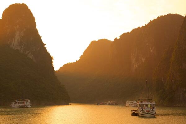 Halong Bay das einen Bucht oder Hafen und Sonnenuntergang