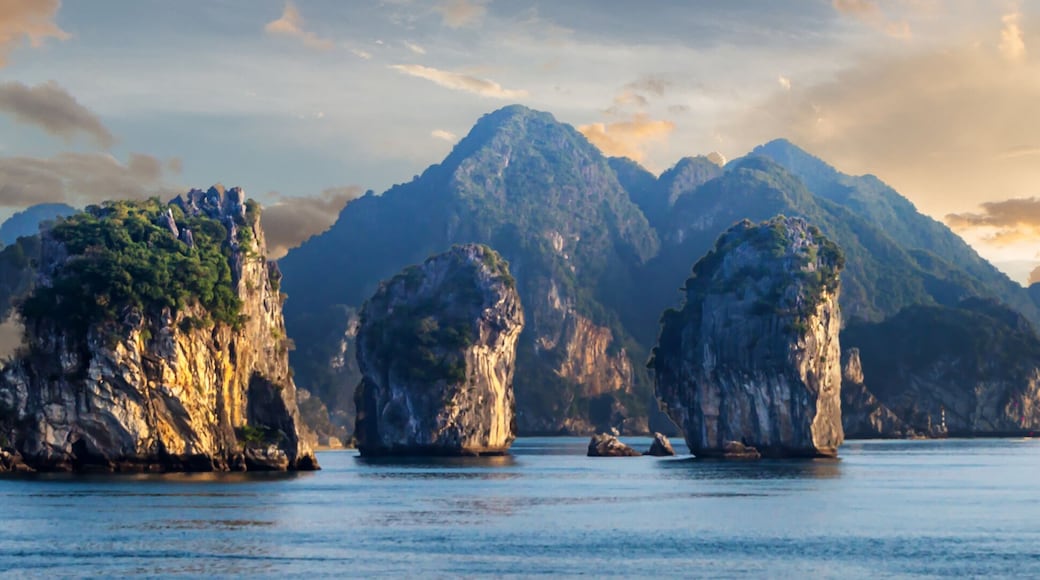 Panorama: Sonnenuntergang in der Halong-Bucht in Vietnam
