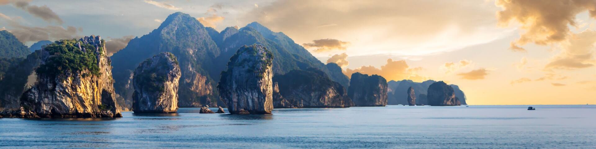 Panorama: Sonnenuntergang in der Halong-Bucht in Vietnam