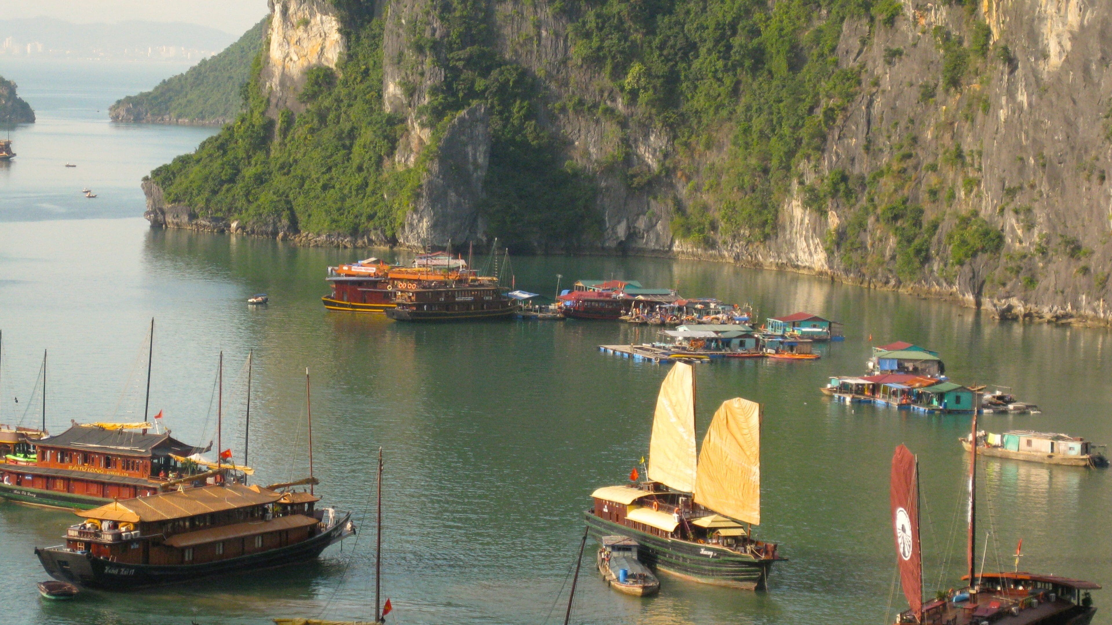 Halong Bay inclusief een kloof of ravijn, een baai of haven en ruige kustlijn