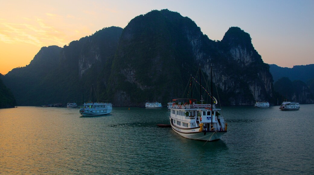 Halong Bay som viser bjerge, en solnedgang og udsigt over kystområde