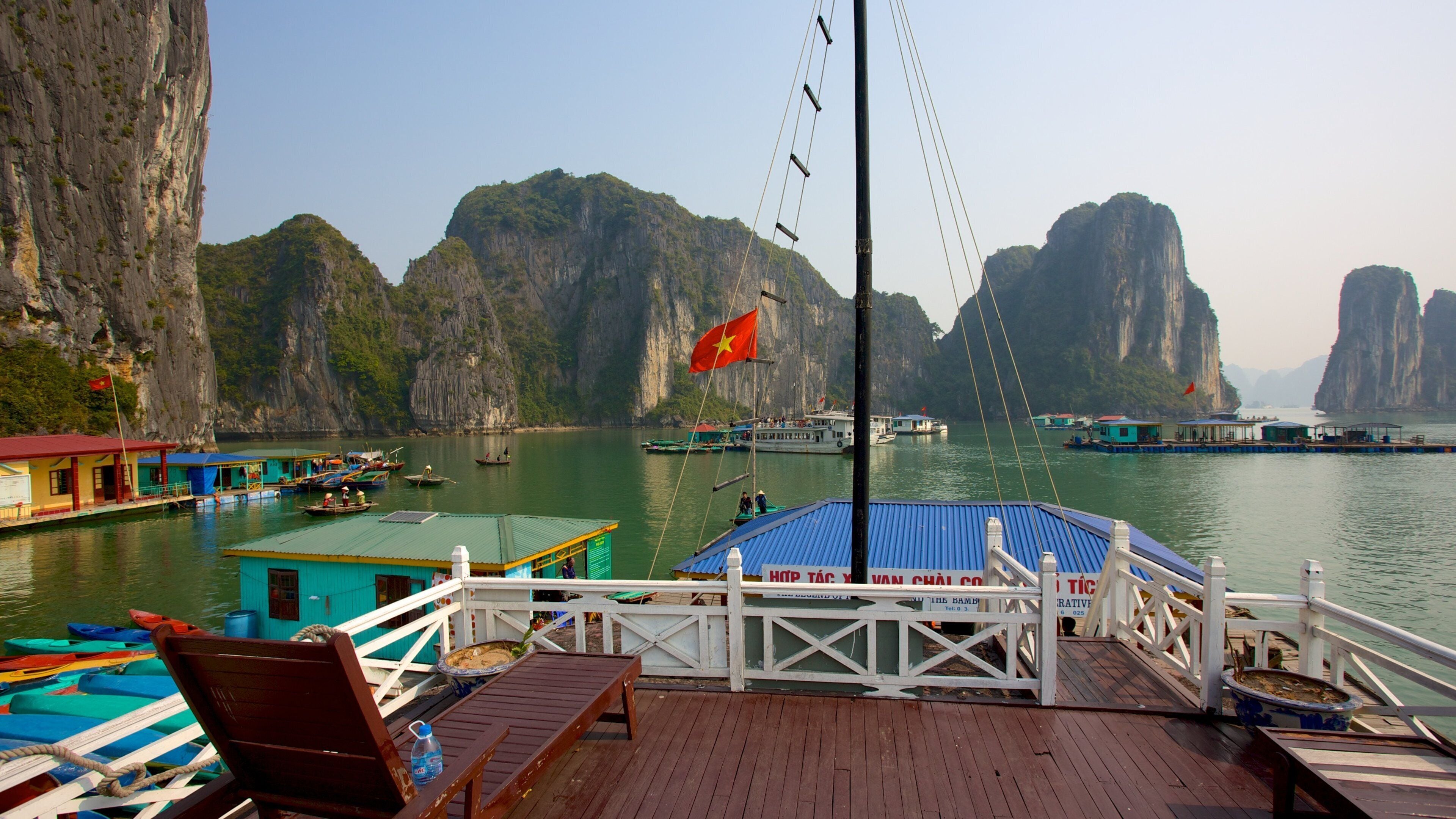 Halong Bay som viser klippekystlinje, en bugt eller havn og bådsejlads