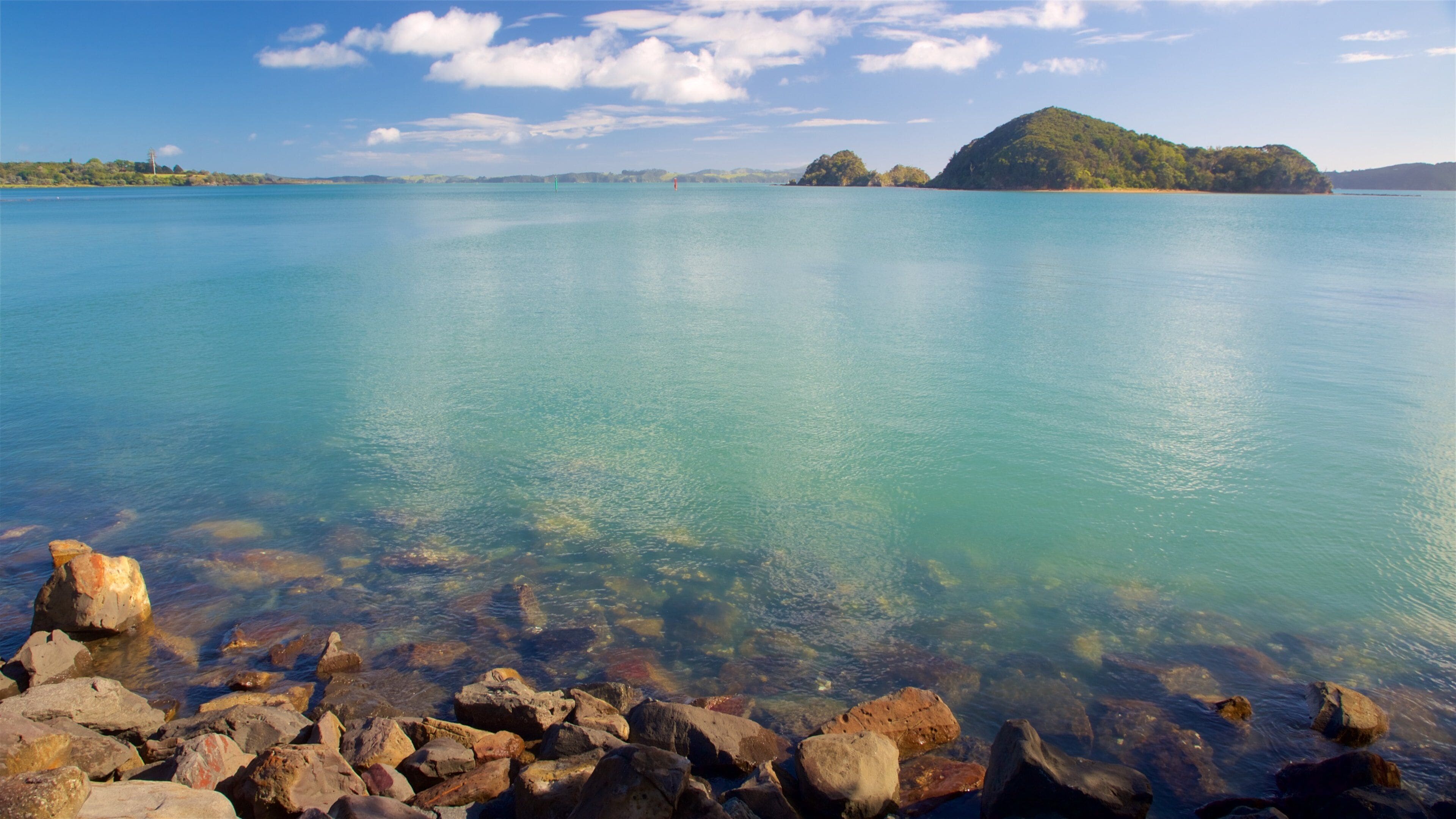 Bay of Islands showing a lake or waterhole