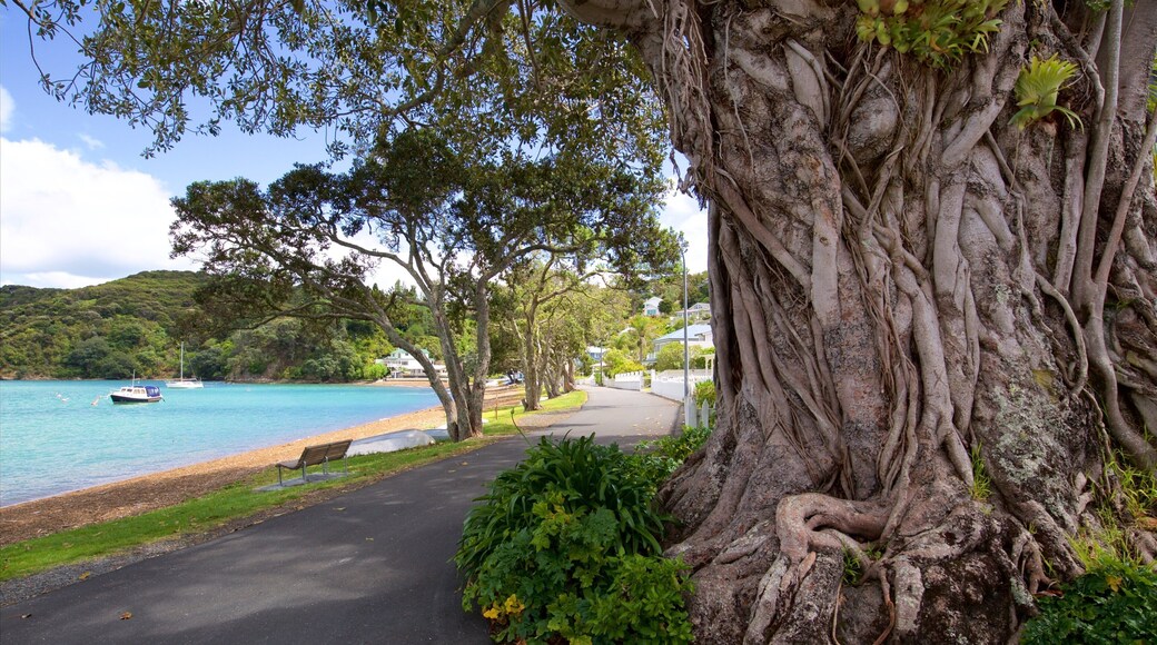Russell qui includes une baie ou un port