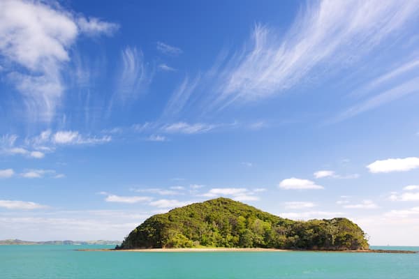 Bay of Islands showing island images and a bay or harbor