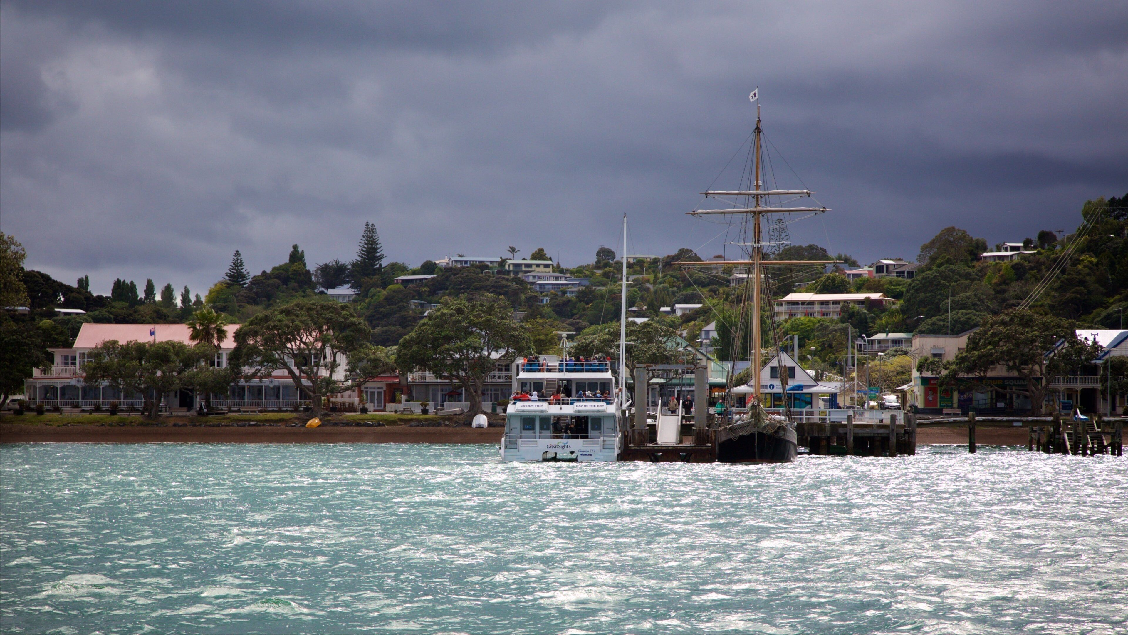 Russell que incluye una ciudad costera y una bahía o puerto