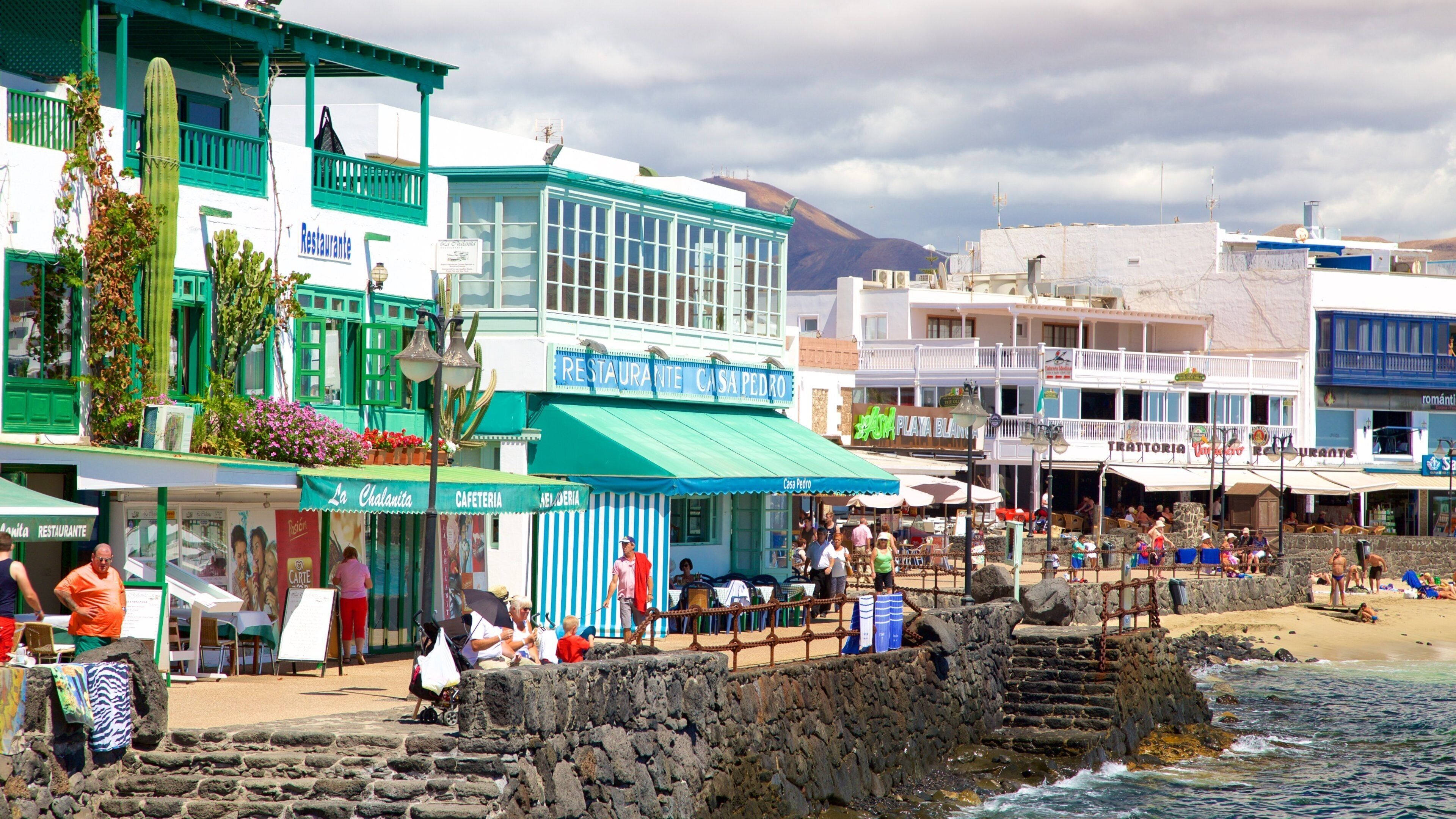 Une ville côtière avec des bâtiments, une plage et une côte rocheuse.
