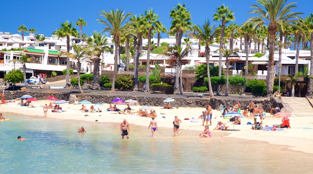 Playa Blanca som inkluderer sandstrand, kystby og kyst