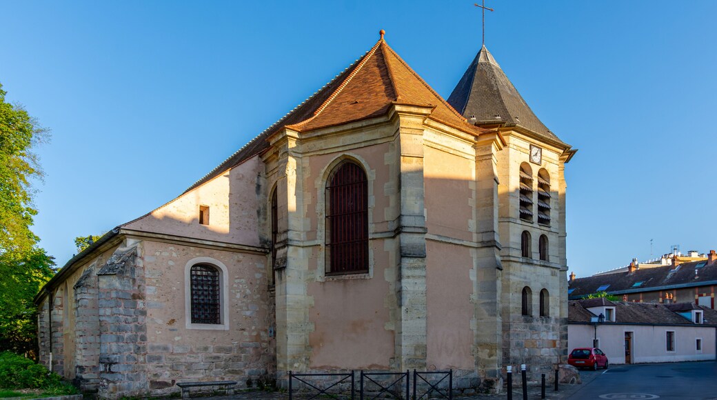 Vue extérieure de l'église catholique Saint-Etienne de Chilly-Mazarin, France, construite au 12ème siècle, dans le département français de l'Essonne, en région Ile-de-France