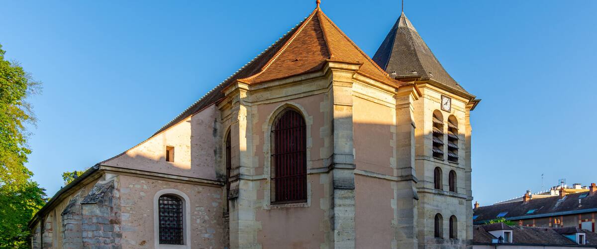 Vue extérieure de l'église catholique Saint-Etienne de Chilly-Mazarin, France, construite au 12ème siècle, dans le département français de l'Essonne, en région Ile-de-France