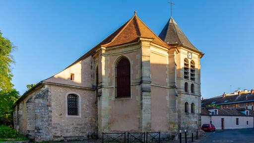 Vue extérieure de l'église catholique Saint-Etienne de Chilly-Mazarin, France, construite au 12ème siècle, dans le département français de l'Essonne, en région Ile-de-France