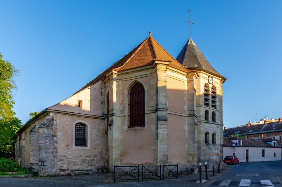 Vue extérieure de l'église catholique Saint-Etienne de Chilly-Mazarin, France, construite au 12ème siècle, dans le département français de l'Essonne, en région Ile-de-France