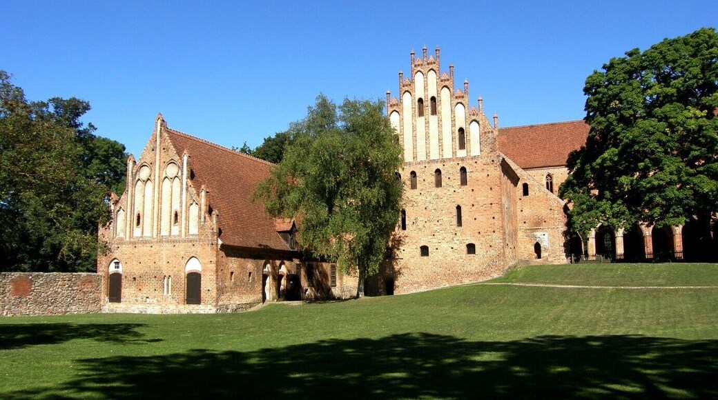 Choryń - dawny zespół klasztorny cystersów, częściowo w ruinie
