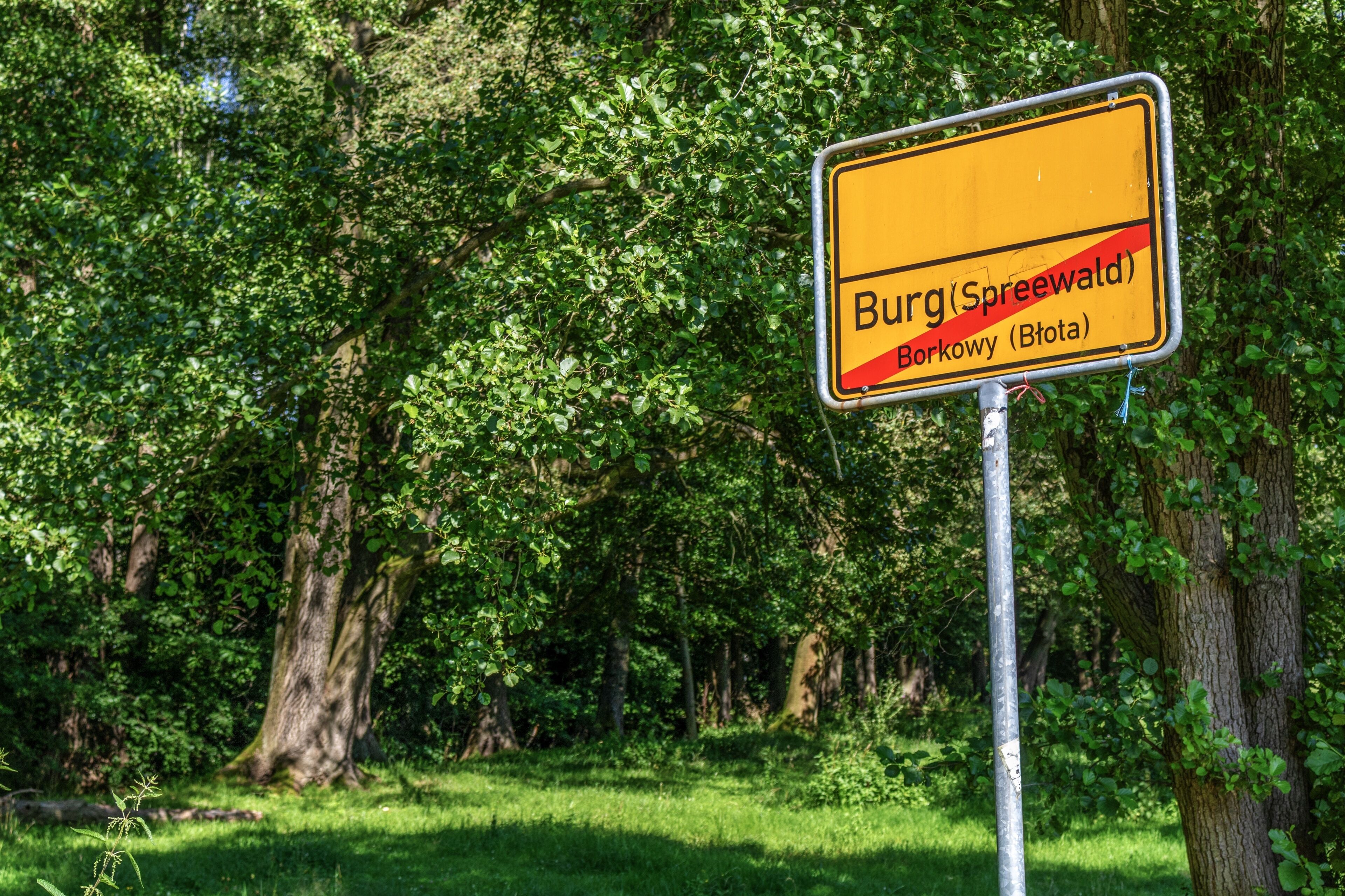 burg spreewald, deutschland - zweisprachiges ortsschild 