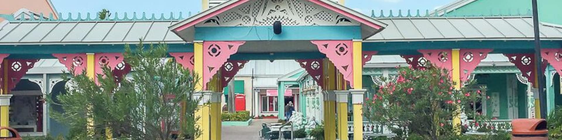 Un edificio colorido con un letrero que dice "Port Lucaya".