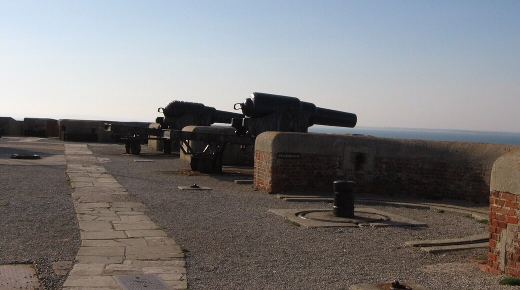 Old cannons overlooking the sea... pretty fascinating