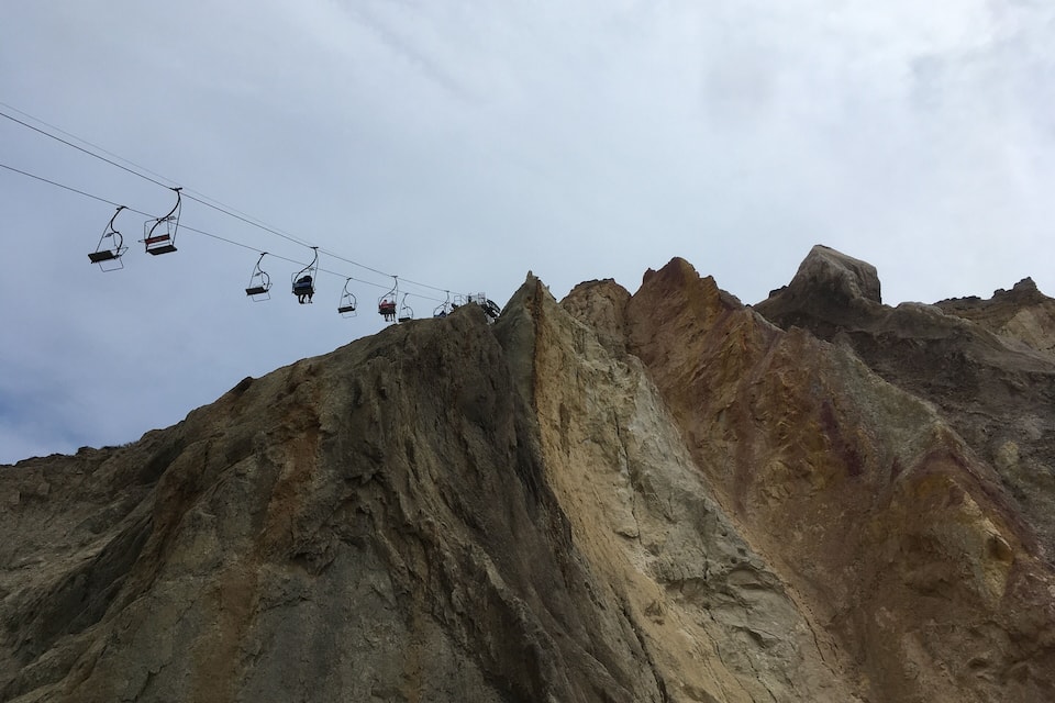 Un sistema de teleférico en una montaña.