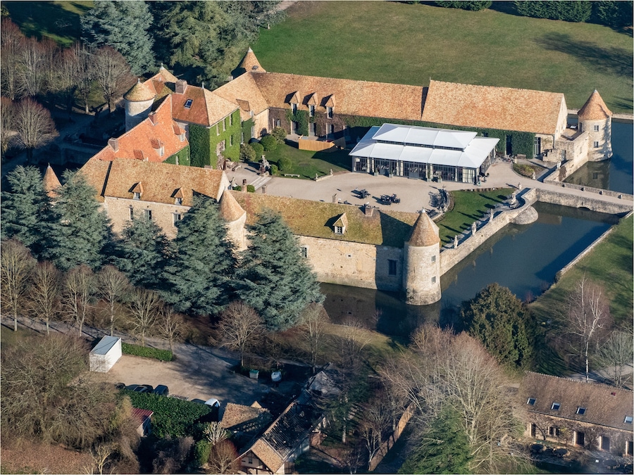 vue aérienne du château de Villiers-le-Mahieu dans les Yvelines en France