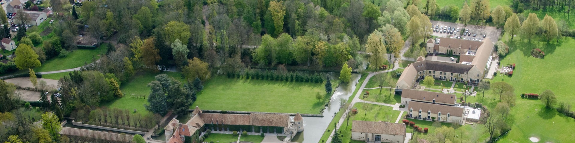 vue aérienne du château de Villiers-le-Mahieu dans les Yvelines en France