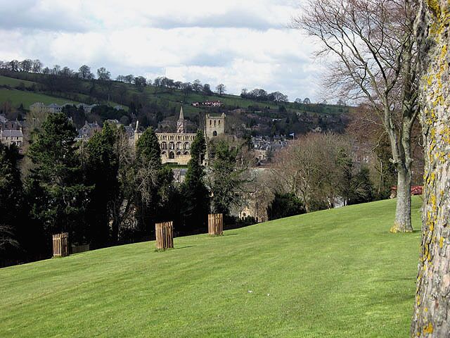 Allerley Well Park A park in Jedburgh gifted to the town in 1891 by Mr John Tinline. Jedburgh Abbey is prominent in the central background.