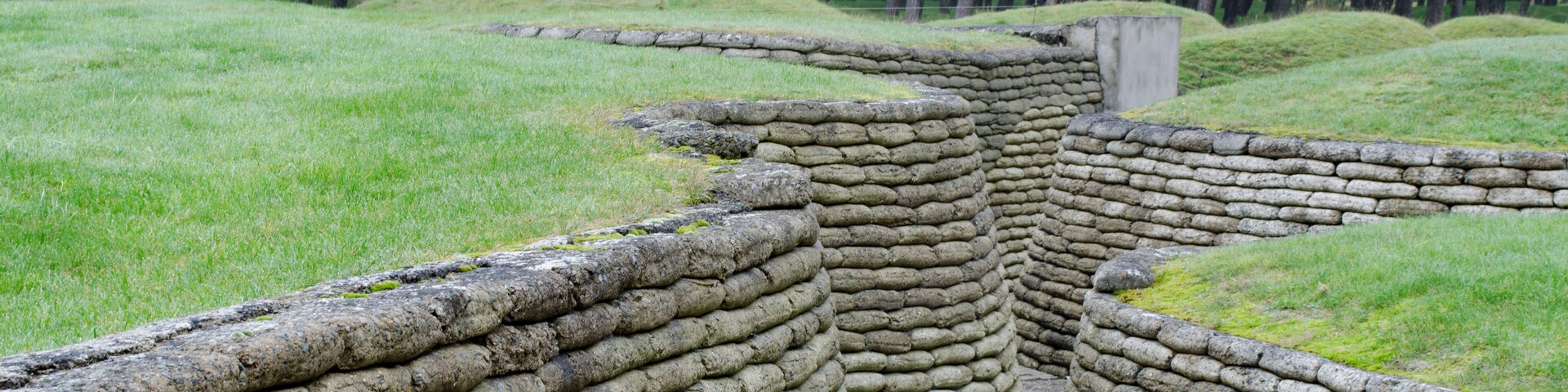 Una pared de piedra con un canal de desagüe.