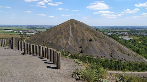 Vue sur l'un des terrils de Lens Loos-en-Gohelle Pas de Calais