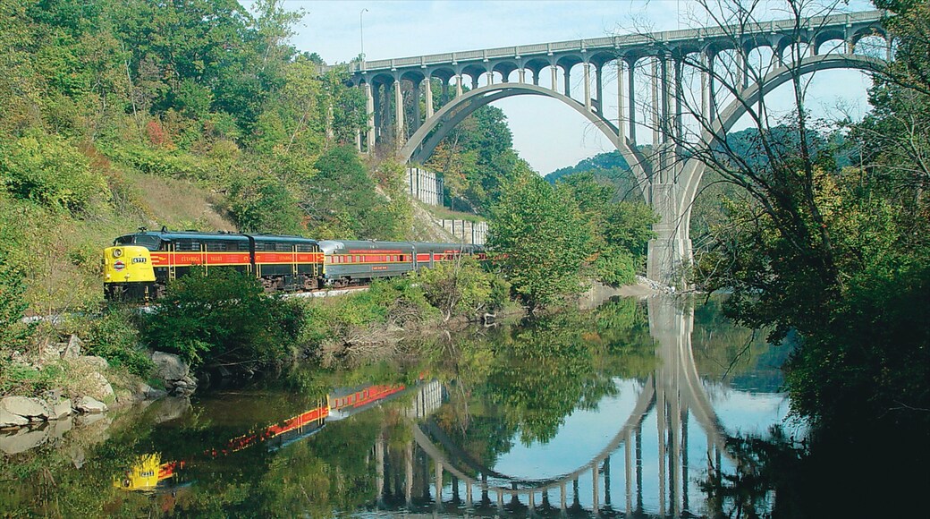 Canton som omfatter jernbanegenstande, en flod eller et vandløb og en bro