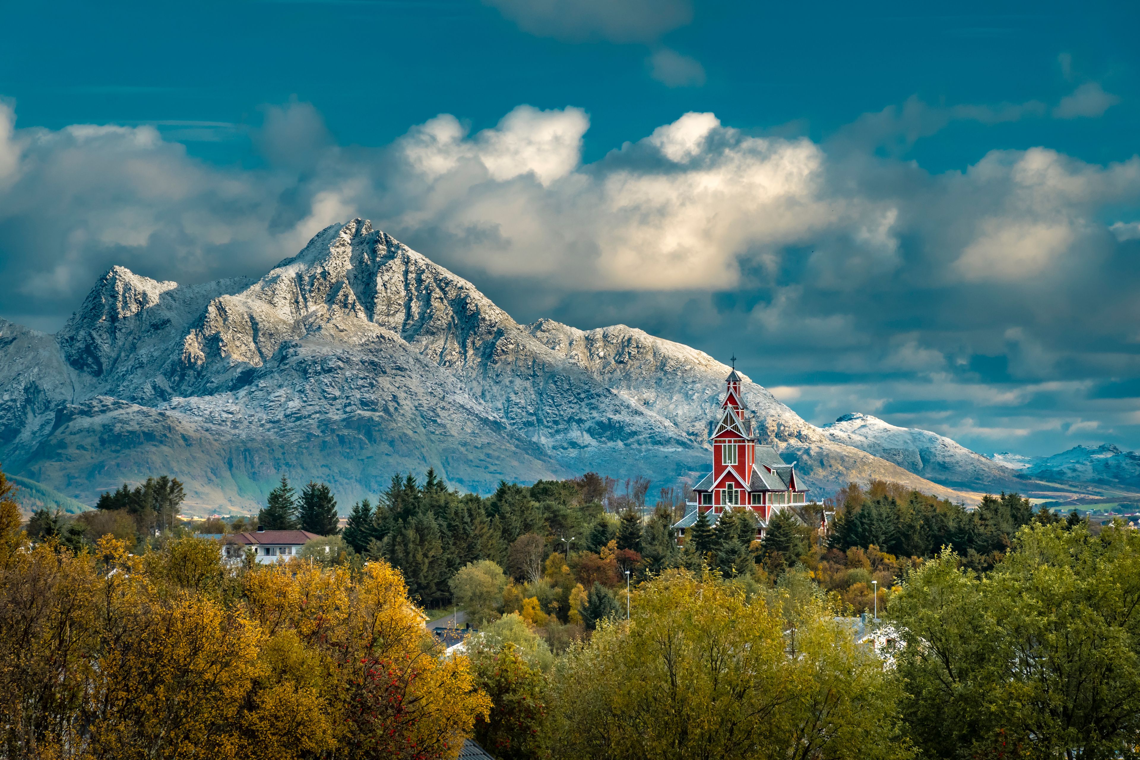 Una cordillera con una iglesia en primer plano.