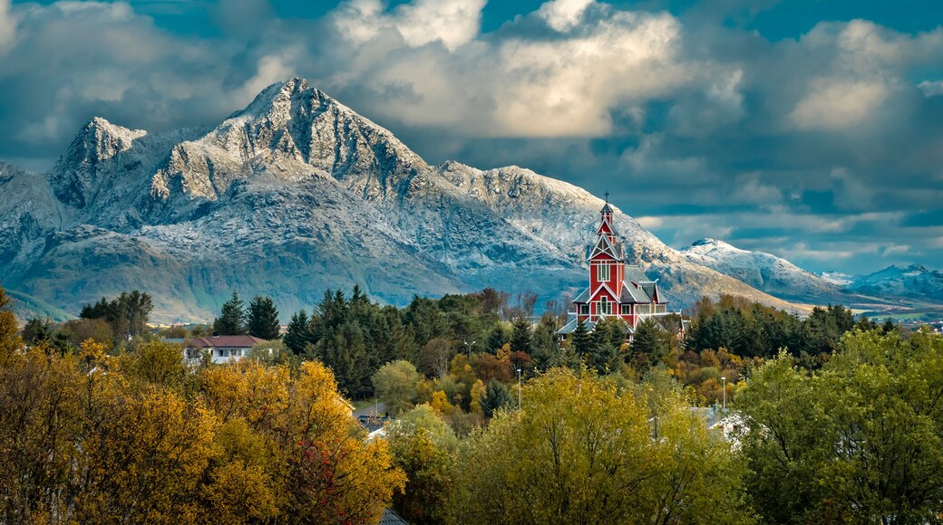 Una cordillera con una iglesia en primer plano.