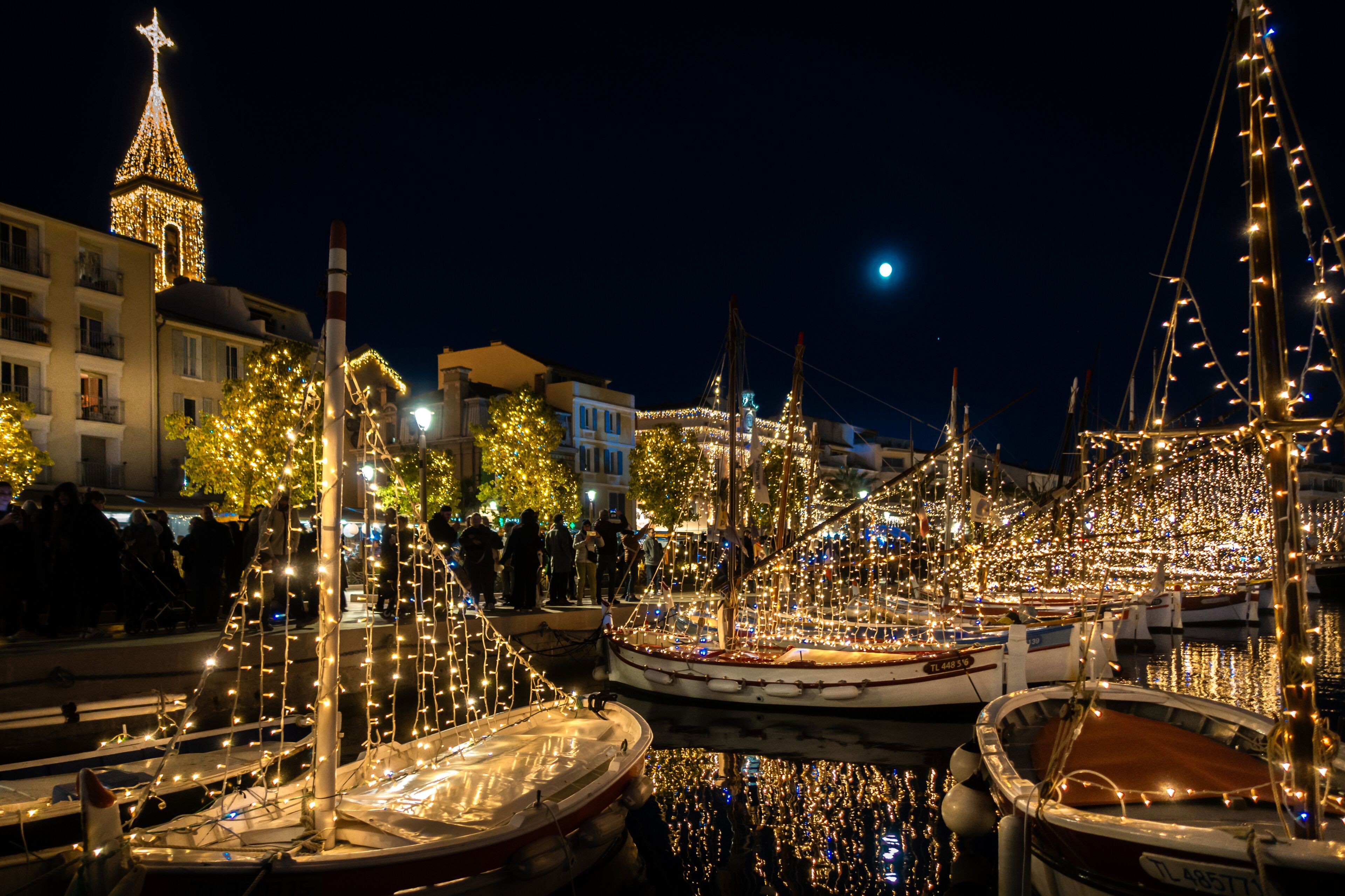 Illuminations de Noël des bateaux, les pointus, de Sanary-Sur-Mer dans le Var, en Provence, Sud de la France.