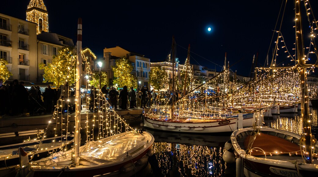 Illuminations de Noël des bateaux, les pointus, de Sanary-Sur-Mer dans le Var, en Provence, Sud de la France.