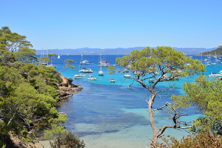 Une baie côtière aux eaux turquoise et limpides, où l’on peut admirer de nombreux voiliers et de vastes forêts de pins.