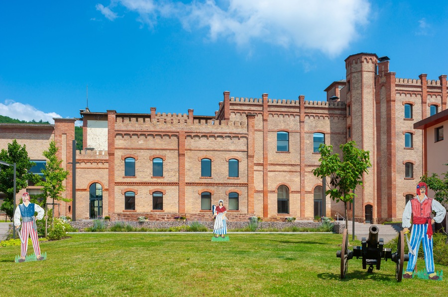 Außenfassade der ehemaligen Brauerei in Mutzig. Departement Bas-Rhin in der Region Elsass in Frankreich