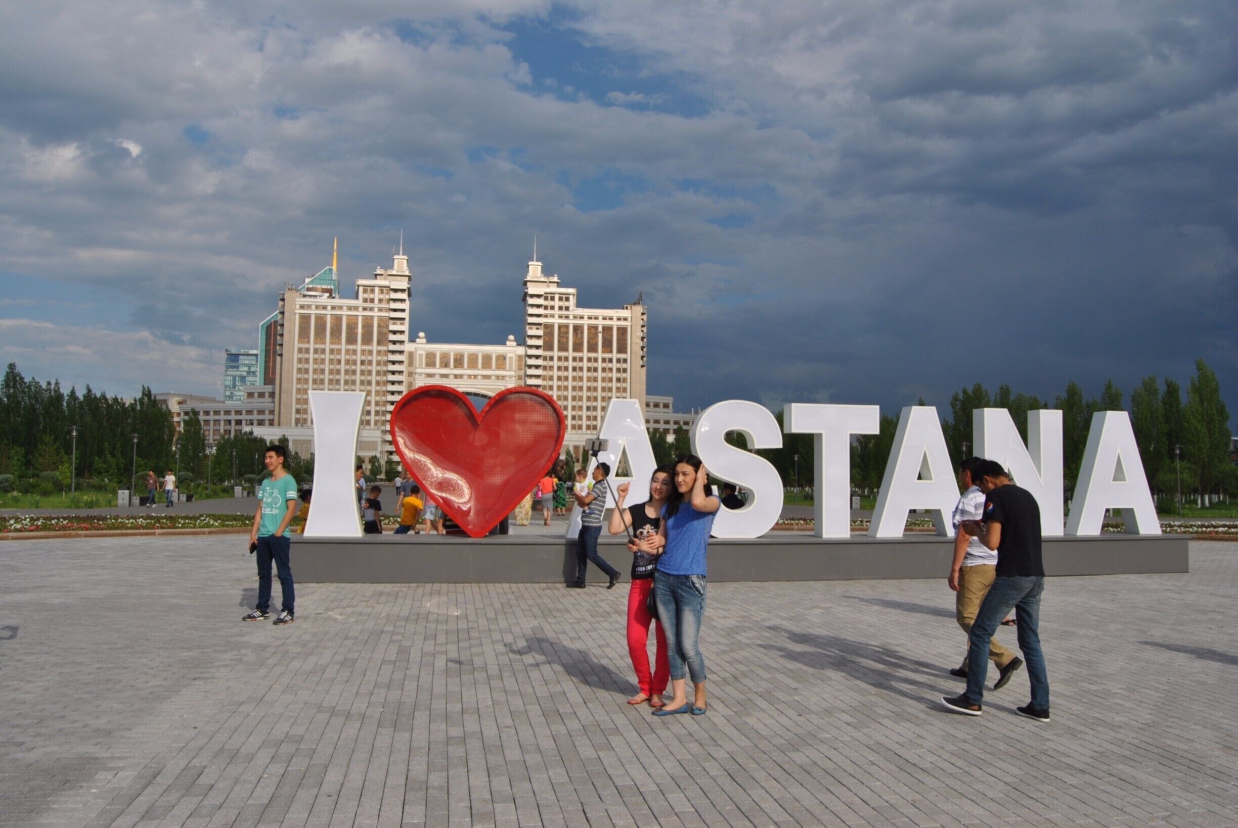 I <3 Astana
An excellent new instalment on Nurzhol Bulvar just in front of the Khan Shatyr entertainment centre. I can't wait to see it lit up at night!